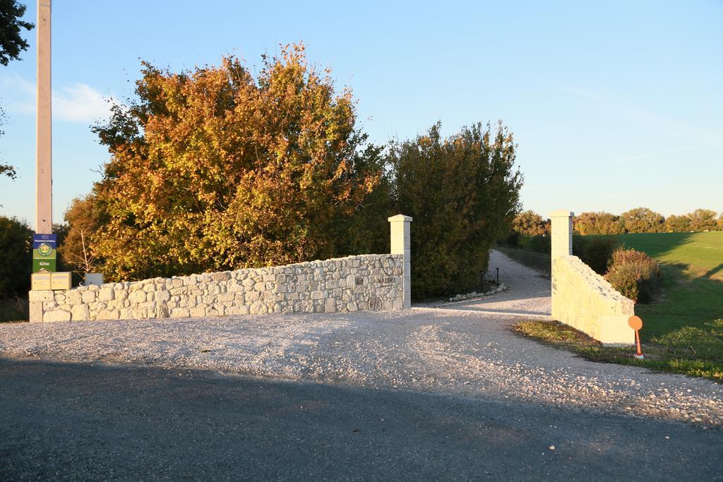 Chambres D'Hotes Domaine De Nazere Avezan Exterior photo