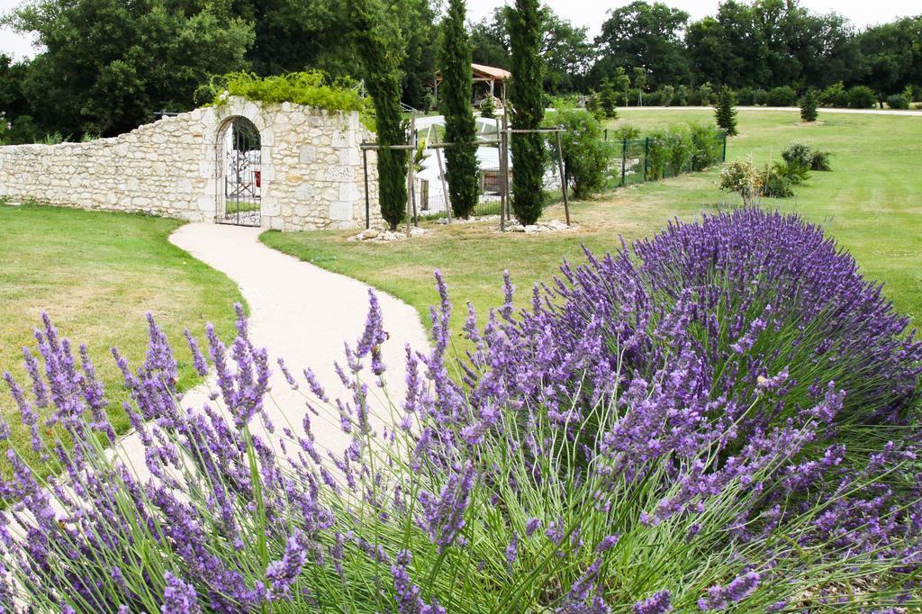 Chambres D'Hotes Domaine De Nazere Avezan Exterior photo