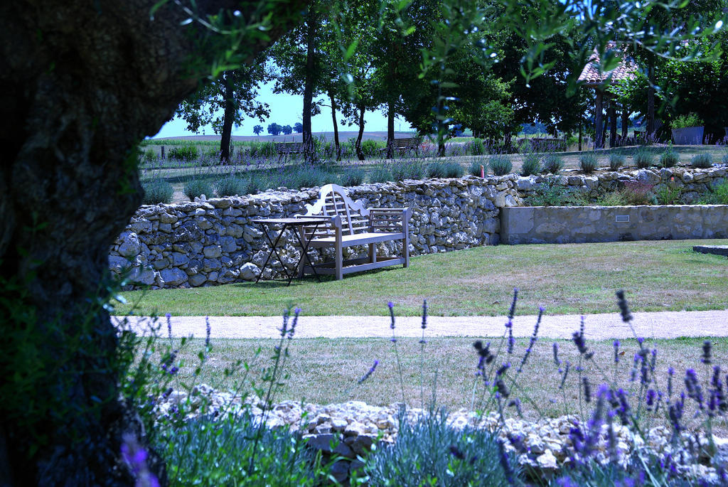 Chambres D'Hotes Domaine De Nazere Avezan Exterior photo